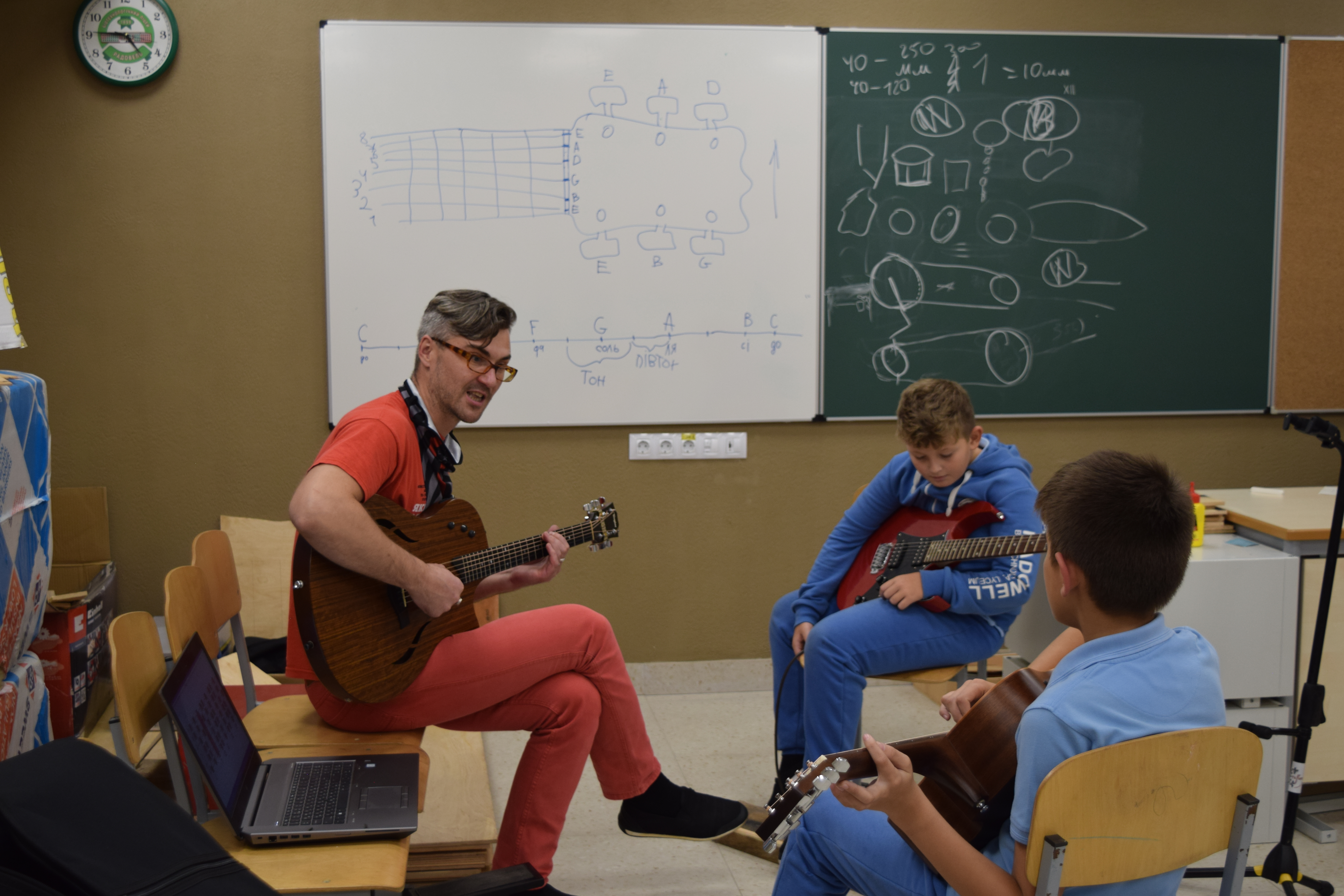 Pop guitar studio